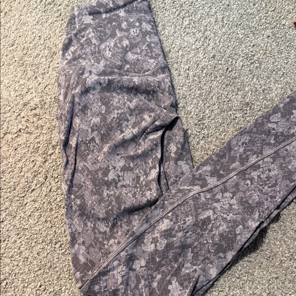 Lululemon patterned leggings. size 2 with pockets!